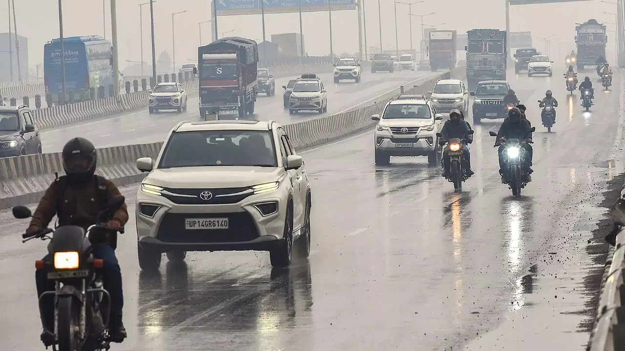 दिल्ली-NCR में झमाझम बारिश, पहाड़ों पर बर्फबारी का अलर्ट; 1 से 3 फरवरी तक बिगड़ेगा मौसम