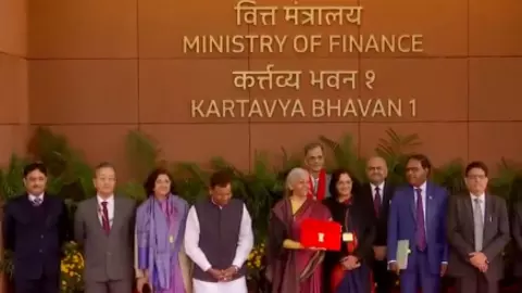 Budget 2026: वित्त मंत्री परफेक्ट साड़ी अंदाज में आईं नजर,  मरून रंग की कांजीवरम सिल्‍क साड़ी ने इस राज्य का बढ़ाया स्वैग