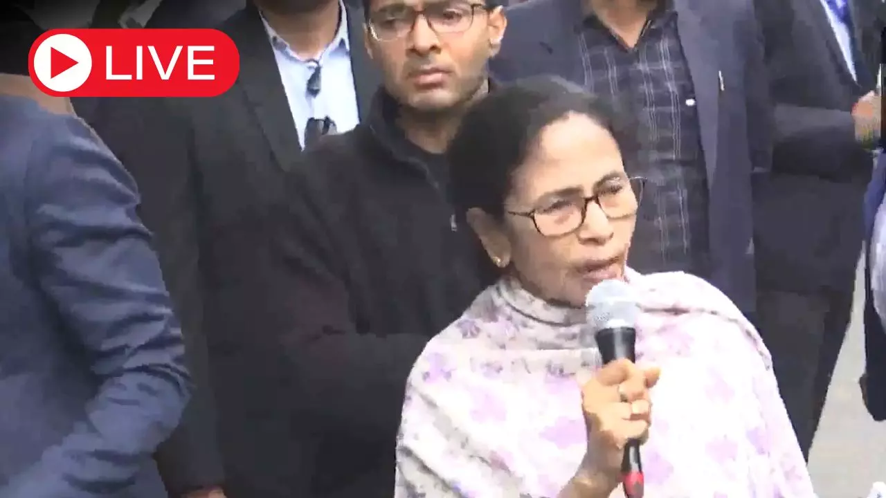 Aaj ki Taja Khabar: ‘मृत दिखाकर वोटर लिस्ट से नाम काटे गए, दिल्ली पुलिस लोगों की रक्षा नहीं कर पा रही’, चुनाव आयोग पहुंची ममता बनर्जी