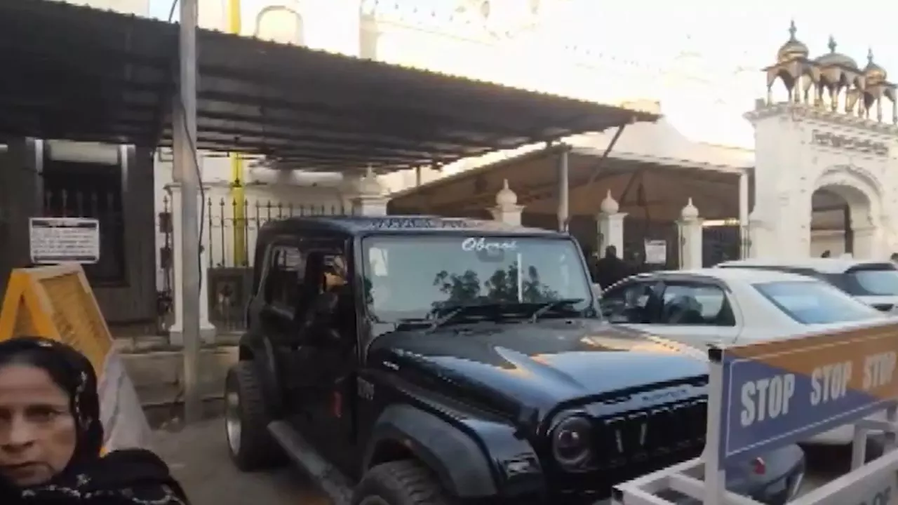 जालंधर में AAP नेता लकी ओबेरॉय की हत्या, गुरुद्वारे के बाहर कार पर ताबड़तोड़ फायरिंग