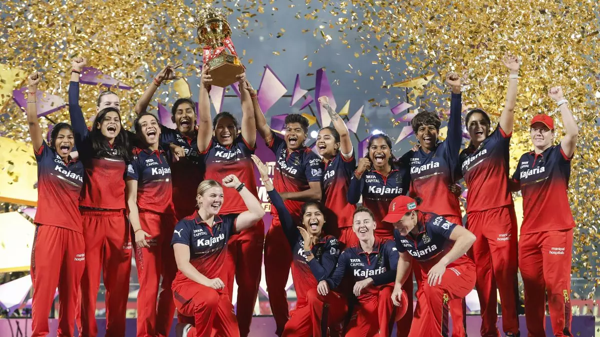 WPL 2026 ट्रॉफी के साथ RCB की टीम WPL 2026 ट्रॉफी के साथ RCB की टीम
