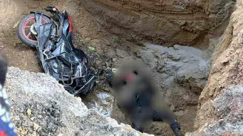 दिल्ली में जलबोर्ड का मौत वाला गड्ढा! Noida की घटना से कुछ नहीं सीखा, रात में गिरा और तड़प तड़पकर मौत