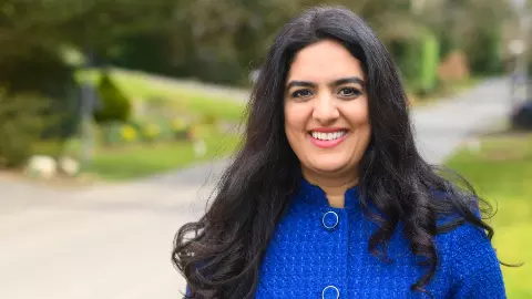 कौन हैं प्रेरणा भारद्वाज? इंग्लैंड के गेरार्ड्स क्रॉस की पहली भारतीय मूल की मेयर, महाकाल को दिया जीत का श्रेय