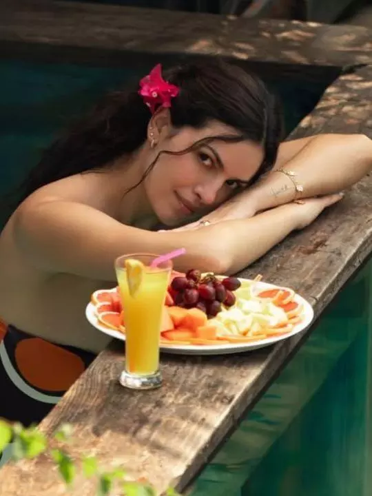 बालों में फूल और Pool में Natasa का लुक वायरल