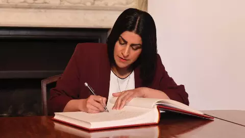 पीएम स्टारमर पर एपस्टीन संकट, ये मुस्लिम महिला संभालेगी ब्रिटेन की कमान? जानिए कौन हैं शबाना महमूद