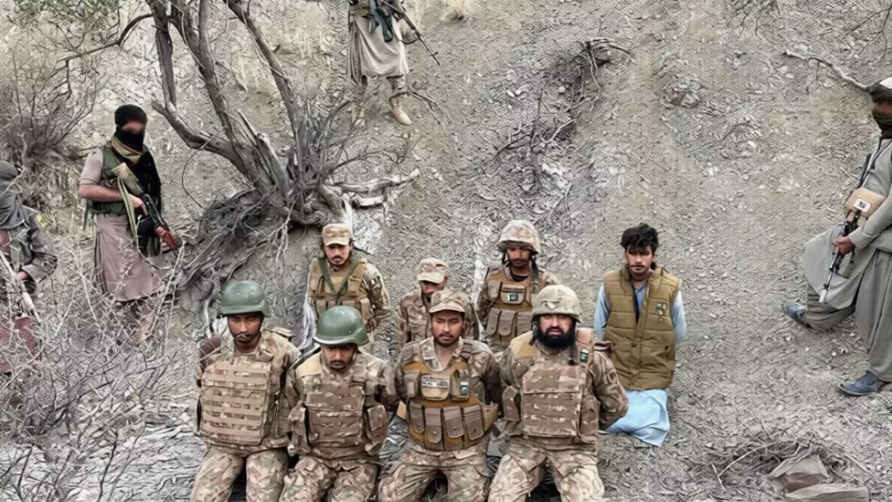 पाकिस्तान की सिट्टी पिट्टी गुल! BLA ने 17 पाक सैनिकों को बनाया बंधक, 7 पर अदला-बदली की डेडलाइन
