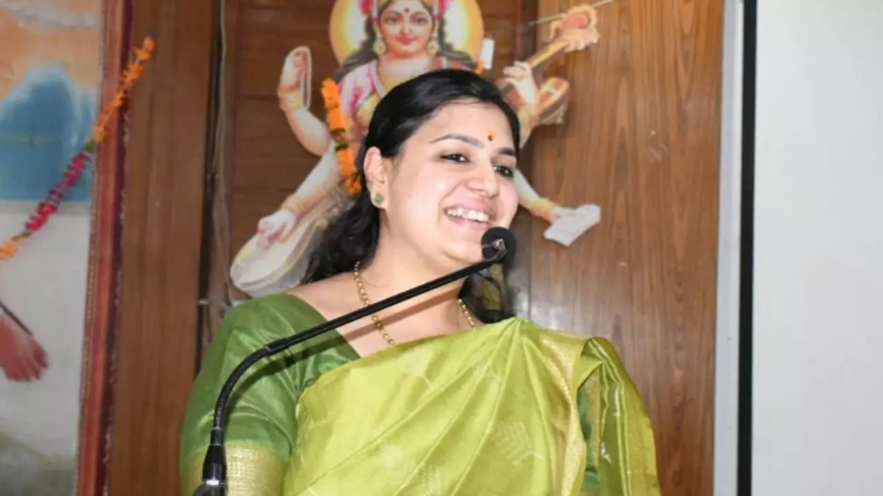 लंदन वाली नौकरी छोड़ बनीं IAS, महाशिवरात्रि के दिन DM दिव्या मित्तल का हाय ओ रब्बा गाने पर डांस का Video Viral