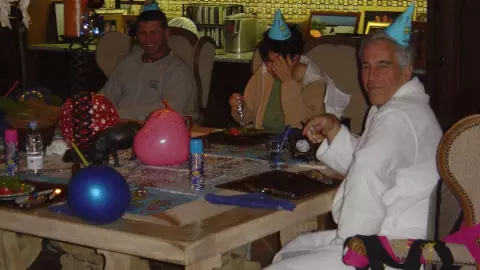 वीज़ा, फर्जी शादियां और अंग्रेजी कोर्स, ऐसे अमेरिका में विदेशी महिलाओं को अपने जाल में फंसाए रखता था एपस्टीन