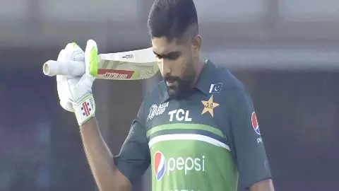 T20 WC: क्या पाकिस्तान टीम का बाबर आज़म से उठ गया भरोसा? छठे नंबर तक खिसकाए गए, शादाब को देना पड़ा जवाब