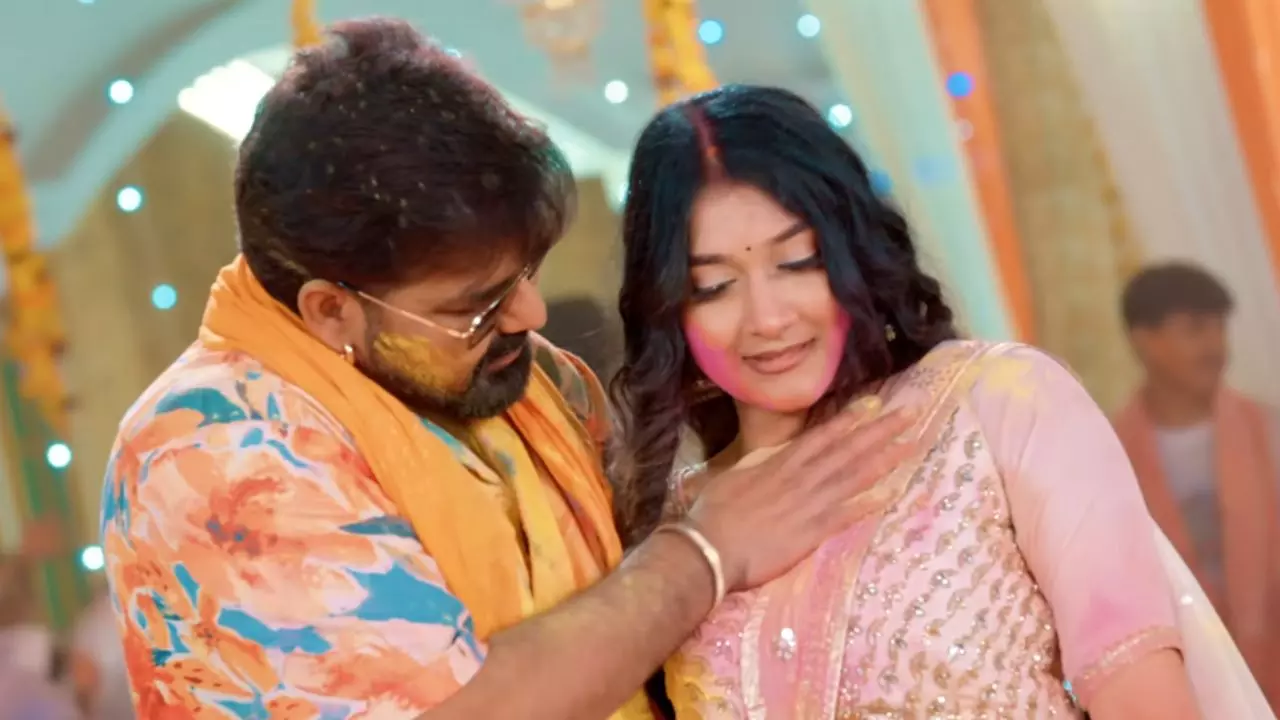 pawan singh holi song satrangi salwarwa mahima singh romance viral
