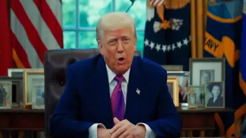 सुप्रीम कोर्ट की सख्ती के बाद भी नहीं माने ट्रंप, लगा दिया 10% टैरिफ; जानें अब तक के अपडेट सुप्रीम कोर्ट की सख्ती के बाद भी नहीं माने ट्रंप, लगा दिया 10% टैरिफ; जानें अब तक के अपडेट