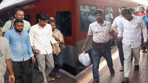 फर्जी आधार और विदेशी हैंडलर्स, क्या दिल्ली को दहलाने की थी तैयारी? पुलिस ने तमिलनाडु और वेस्टबंगाल से 8 लोगों को दबोचा फर्जी आधार और विदेशी हैंडलर्स, क्या दिल्ली को दहलाने की थी तैयारी? पुलिस ने तमिलनाडु और वेस्टबंगाल से 8 लोगों को दबोचा