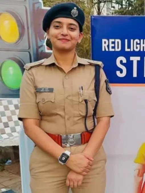 कनाडा की नौकरी छोड़ बनी IPS, जानें Pooj Yadav की कहानी