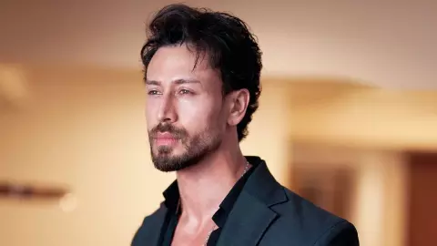 पैदा होते ही Tiger Shroff को मिल गया था 21,000 का साइनिंग अमाउंट, लगातार फ्लॉप ने दिया डिप्रेशन पैदा होते ही Tiger Shroff को मिल गया था 21,000 का साइनिंग अमाउंट, लगातार फ्लॉप ने दिया डिप्रेशन