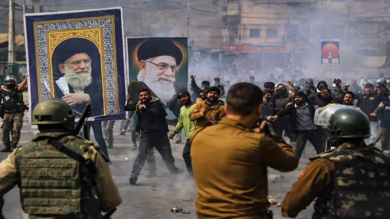Srinagar में क्यों भड़की हिंसा? Khamenei की मौत से खफा लोग सड़कों पर उतरे- जमकर हुई पत्थरबाज़ी, 14 घायल
