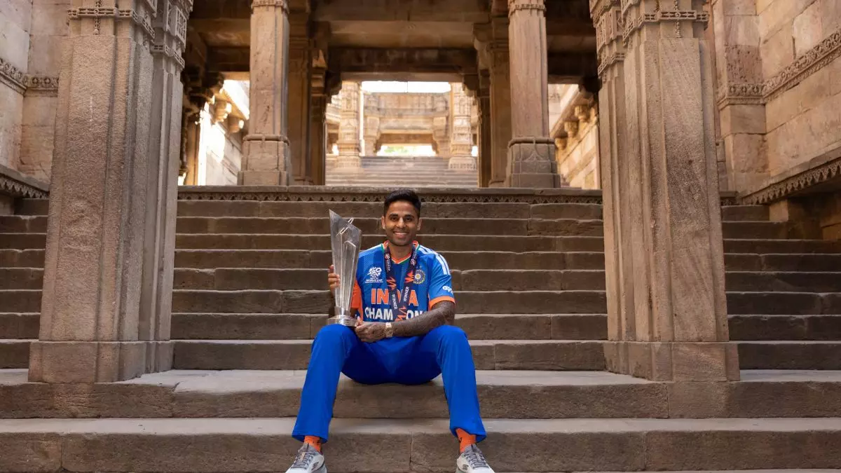 suryakumar yadav photo with t20 world cup trophy