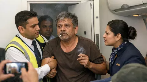 दिल्ली से गोवा जा रही फ्लाइट, बाथरूम में युवक ने जलाई बीड़ी और लगा पीने, मचा हड़कंप