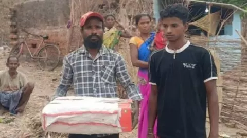 jharkhand chakradharpur hospital ambulance row labourer carried stillborn baby in cardboard box