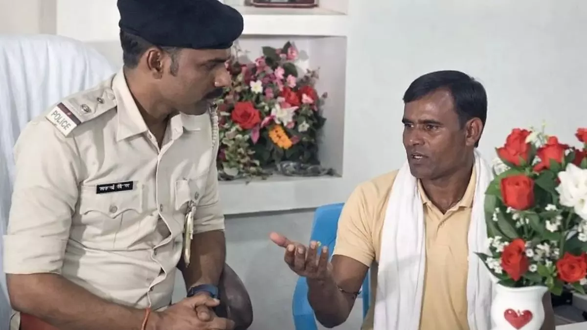 युवक को UPSC टॉपर समझकर पहनाई फूल-मालाएं, इनाम भी दिए; जब सच्चाई सामने आई तो उड़ गए होश, पूर्व MLA को डिलीट करना पड़ा पोस्ट