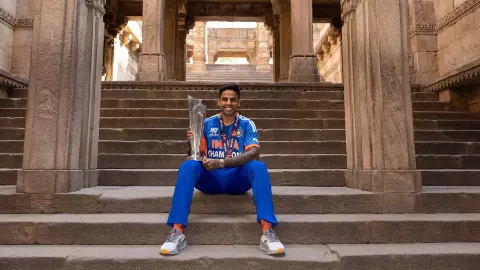 Suryakumar Yadav with t20 world cup 2026 trophy