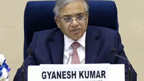 पश्चिम बंगाल में इस बार सिर्फ 2 फेज में चुनाव, पिछली बार 8 चरणों में हुई थी वोटिंग, 5 साल में कैसे सुधर गई कहानी? पश्चिम बंगाल में इस बार सिर्फ 2 फेज में चुनाव, पिछली बार 8 चरणों में हुई थी वोटिंग, 5 साल में कैसे सुधर गई कहानी?