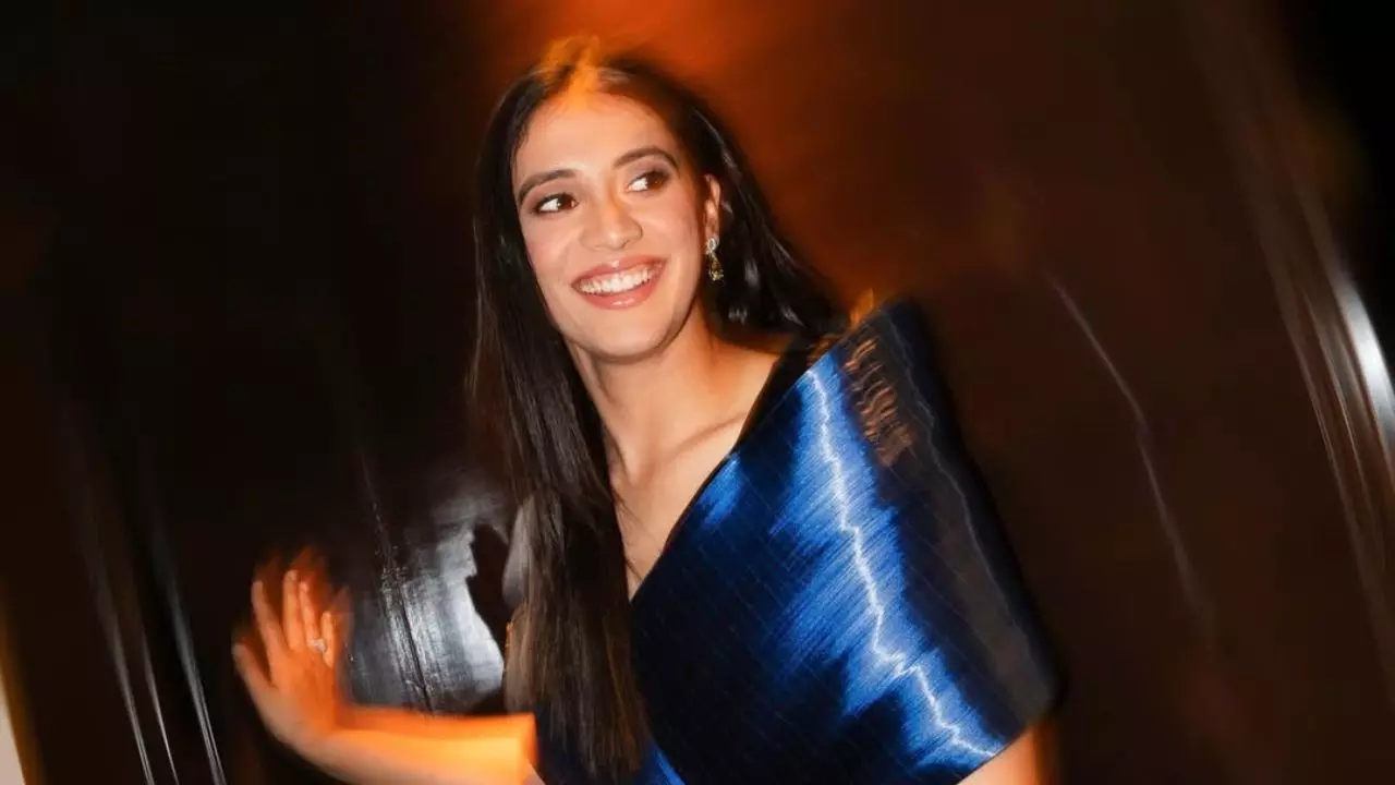 smriti mandhana metallic blue saree look naman awards 2026