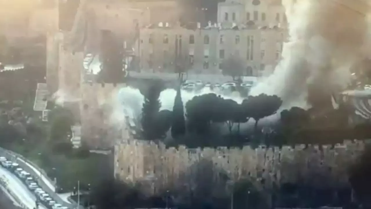 नमाज अदा कर रहे थे नमाजी, खिसियाए ईरान ने मस्जिद के पास बरसाई मिसाइलें; युद्ध के 22 दिन में अब तक क्या हुआ?