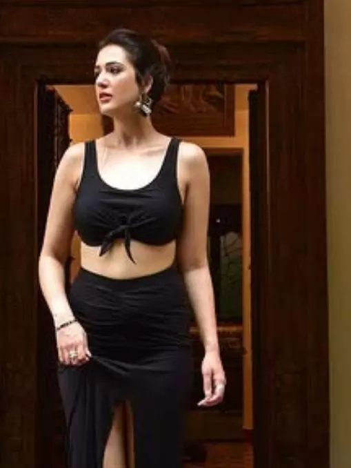 Badshah की वाइफ Isha Rikhi के Hot अवतार