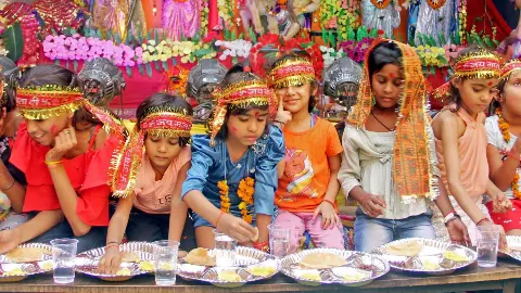 Navami: सब्ज़ी-पूरी से लेकर हलवा-चने तक, नवमी पर पूरा खाना नहीं खातीं कंजक, ऐसे लगाएं भोग Navami: सब्ज़ी-पूरी से लेकर हलवा-चने तक, नवमी पर पूरा खाना नहीं खातीं कंजक, ऐसे लगाएं भोग