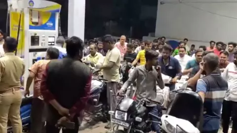 लाइन मत लगाइए नहीं तो पेट्रोल पंप ही बंद कर देंगे, इस मुख्यमंत्री ने दी सीधी धमकी, बोले- सरकार नहीं अफवाहों पर भरोसा