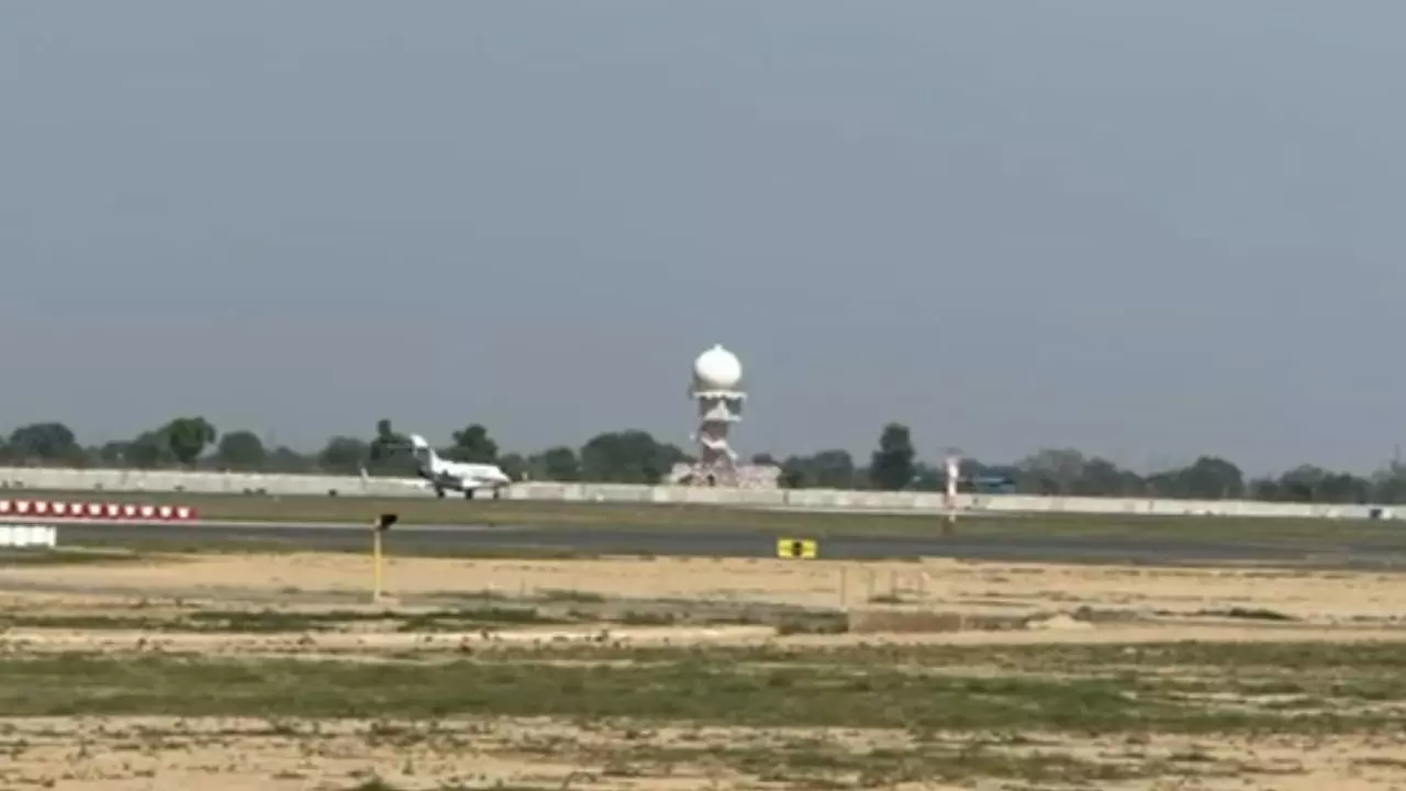 नोएडा इंटरनेशनल एयरपोर्ट से उड़ी पहली उड़ान, किसने किया जेवर से पहला हवाई सफर?