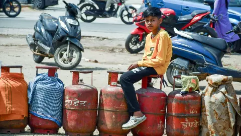 गैस संकट: उत्तराखंड में अब मिलेंगे सिर्फ 2 कमर्शियल सिलेंडर, सरकार का बड़ा फैसला