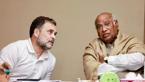 असम चुनाव से पहले कांग्रेस की ये हैं पांच गारंटी! महिलाओं को हर महीने पैसे, ₹25 लाख हेल्थ कवर का वादा असम चुनाव से पहले कांग्रेस की ये हैं पांच गारंटी! महिलाओं को हर महीने पैसे, ₹25 लाख हेल्थ कवर का वादा