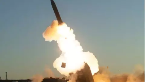 Iran जंग में अमेरिका के लिए गेमचेंजर बनी ये मिसाइल, समुद्र में भी कर सकती है मार, 21 बच्चों को भी निगल गई