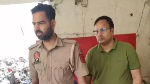 LPG Booking से पकड़ा गया ‘हत्यारा फौजी’! नाम बदला, दूसरी शादी की; लेकिन इस गलती के चक्कर पहुंचा सलाखों के पीछे LPG Booking से पकड़ा गया ‘हत्यारा फौजी’! नाम बदला, दूसरी शादी की; लेकिन इस गलती के चक्कर पहुंचा सलाखों के पीछे