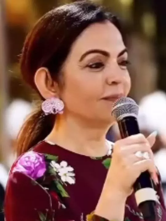 2 करोड़ के डायमंड इययरिंग पहनें नजर आई Nita Ambani