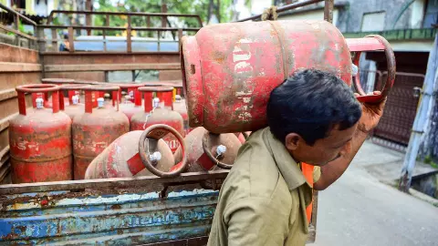 LPG Price Hike: फिर महंगा हुआ गैस सिलेंडर, होटल से लेकर ठेले तक सब पर पड़ेगा असर LPG Price Hike: फिर महंगा हुआ गैस सिलेंडर, होटल से लेकर ठेले तक सब पर पड़ेगा असर