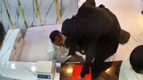 अयोध्या में ‘बंटी-बबली’ स्टाइल लूट! बुर्के में आई लड़की ने दिनदहाड़े ज्वेलरी शॉप लूटी, कुछ ही घंटों में खुलासा