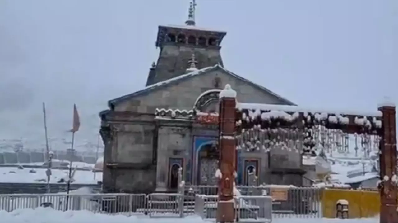 केदरनाथ में हुई बर्फबारी