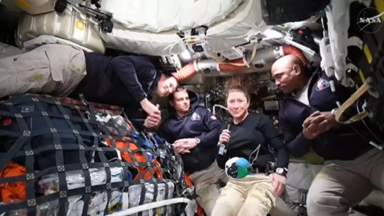 अंतरिक्ष में भी ‘नॉर्मल लाइफ’! स्मूदी पीते, फोटो क्लिक करते और टॉयलेट ठीक करते नजर आए एस्ट्रोनॉट्स-