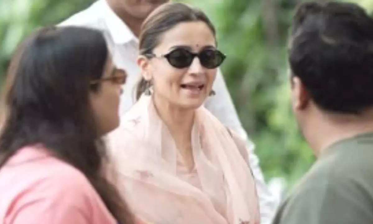 लाख से बस कुछ कम, Alia Bhatt ने पहना इतना महंगा कुर्ता सेट