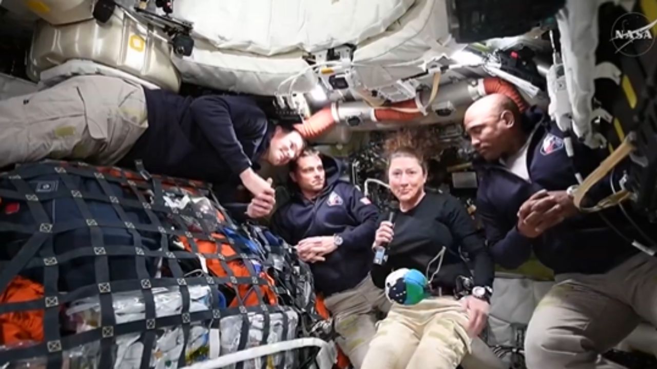 स्पेस मिशन की रियल लाइफ: टॉयलेट, नींद, ईमेल | Real Life Inside Space ...