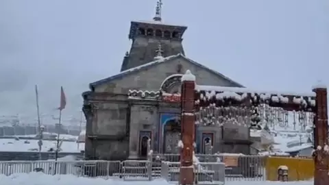 केदरनाथ में हुई बर्फबारी