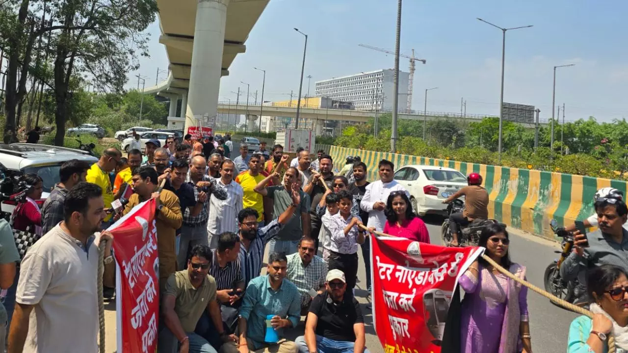 रस्सी से खींचने लगे पिलर, मेट्रो को लेकर ग्रेटर नोएडा वेस्ट के लोगों का प्रदर्शन, कहां अटका है प्रोजेक्ट?