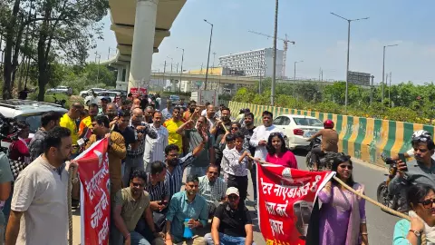 रस्सी से खींचने लगे पिलर, मेट्रो को लेकर ग्रेटर नोएडा वेस्ट के लोगों का प्रदर्शन, कहां अटका है प्रोजेक्ट?