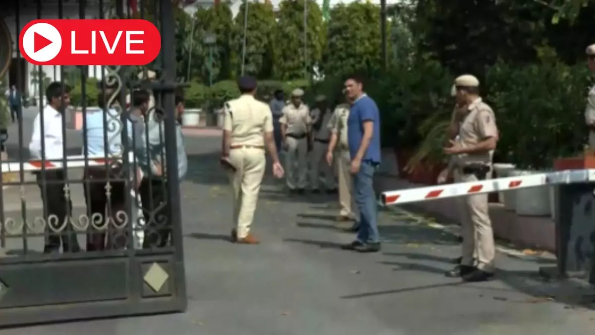 Aaj ki Taaza Khabar: दिल्ली विधानसभा में गेट तोड़कर कार अंदर ले जाने वाला आरोपी अब पुलिस हिरासत में