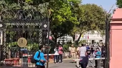 दिल्ली विधानसभा में गेट तोड़कर अंदर घुसी UP नंबर की ये कार किसकी? CCTV फुटेज से जांच जारी, दिल्ली पुलिस ने क्या बताया दिल्ली विधानसभा में गेट तोड़कर अंदर घुसी UP नंबर की ये कार किसकी? CCTV फुटेज से जांच जारी, दिल्ली पुलिस ने क्या बताया