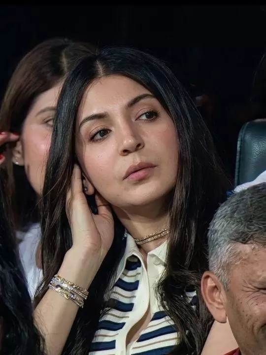 16 हजार की टी-शर्ट 29K की जींस, अनुष्का शर्मा का मैच लुक हुआ वायरल