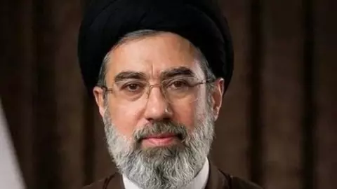 Qom Secret : ईरान के ‘अदृश्य किले’ में मोजतबा खामेनेई का इलाज या गुप्त ऑपरेशन? क्यों बेबस है अमेरिका