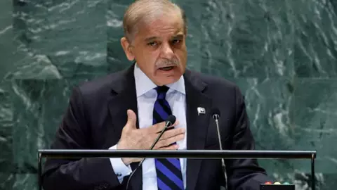 Shehbaz Sharif की पोस्ट पर बवाल, लोग बोले किसी और ने दी स्क्रिप्ट; Iran जंग रुकवाने में निभाया रोल, अब क्यो रही छीछालेदर?